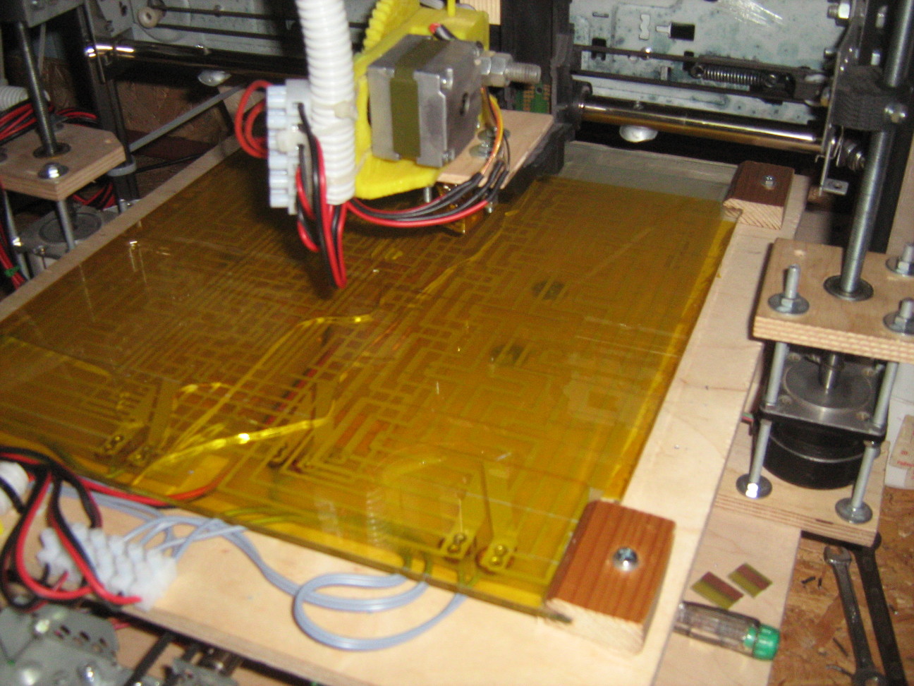 3D nyomtató ágy, Kapton ragasztószalaggal
fedve
