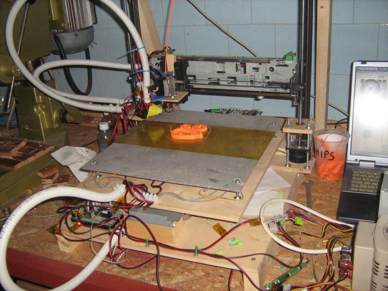 3D nyomtató alumíniumlemezes
ággyal